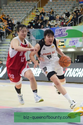 2026年罗欣棫冲击篮下的反手上篮 江苏南钢如何应对背靠背赛程